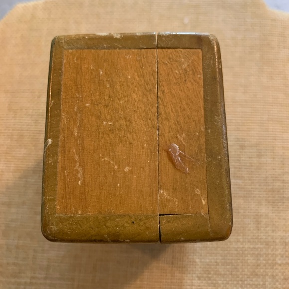 Antique Russian trinket box. Hand carved and painted. - Picture 5 of 10